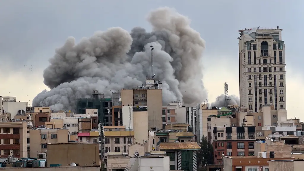 Eine-Rauchwolke-steigt-nach-einer-Explosion-in-Teheran-auf