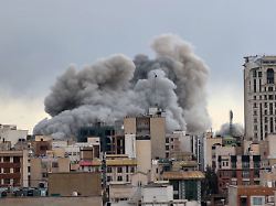 Eine Rauchwolke Steigt Nach Einer Explosion In Teheran Auf