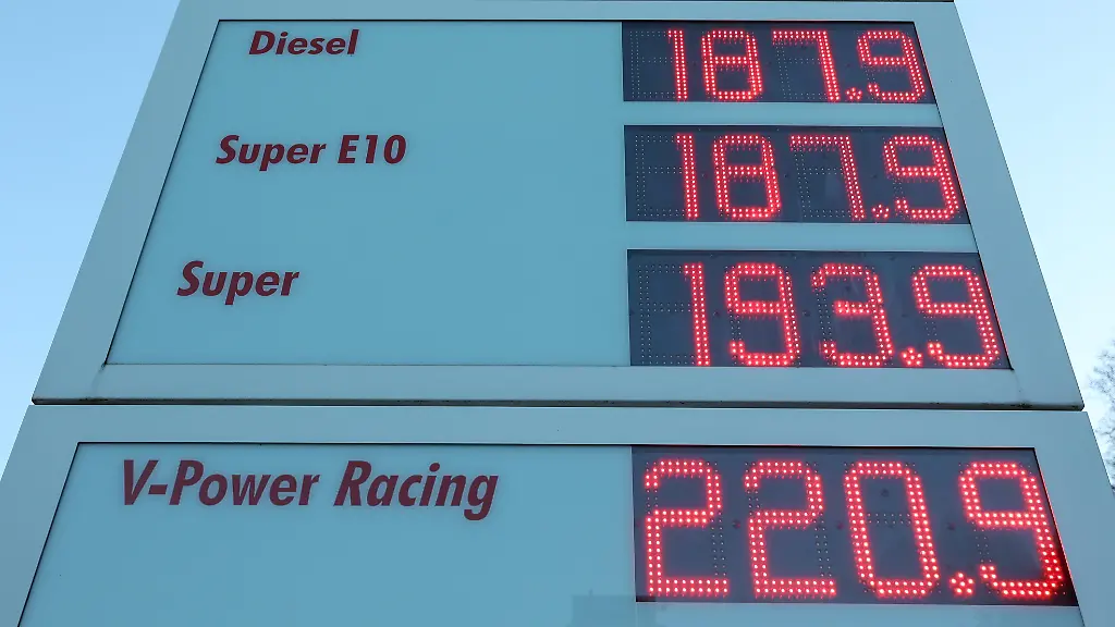 Wie-hoch-geht-der-Spritpreis-wegen-des-Krieges-im-Iran-Shell-Tankstelle-in-Siegen-Die-aktuellen-Spritpreise-am-Morgen-Die-Preise-gehen-deutlich-nach-oben-Tankstelle-Spritpreise-am-02-03-2026-in-Siegen-Deutschland