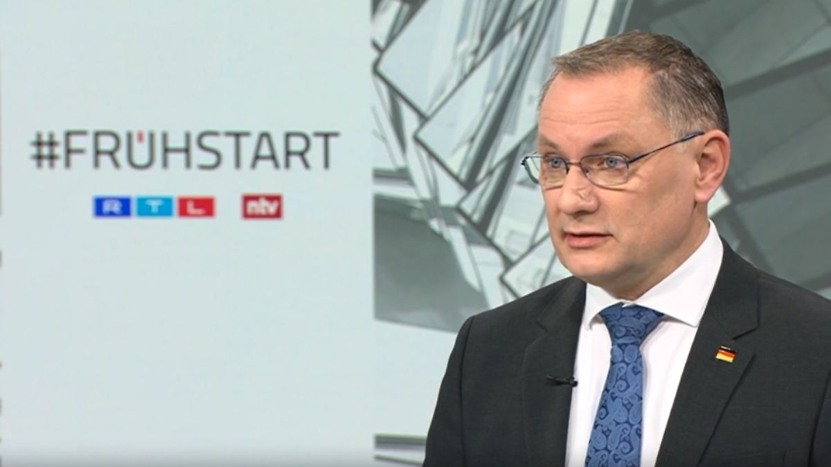 Auf Distanz zu Frohnmaier: Chrupalla kritisiert Trumps Krieg und eigenen ...