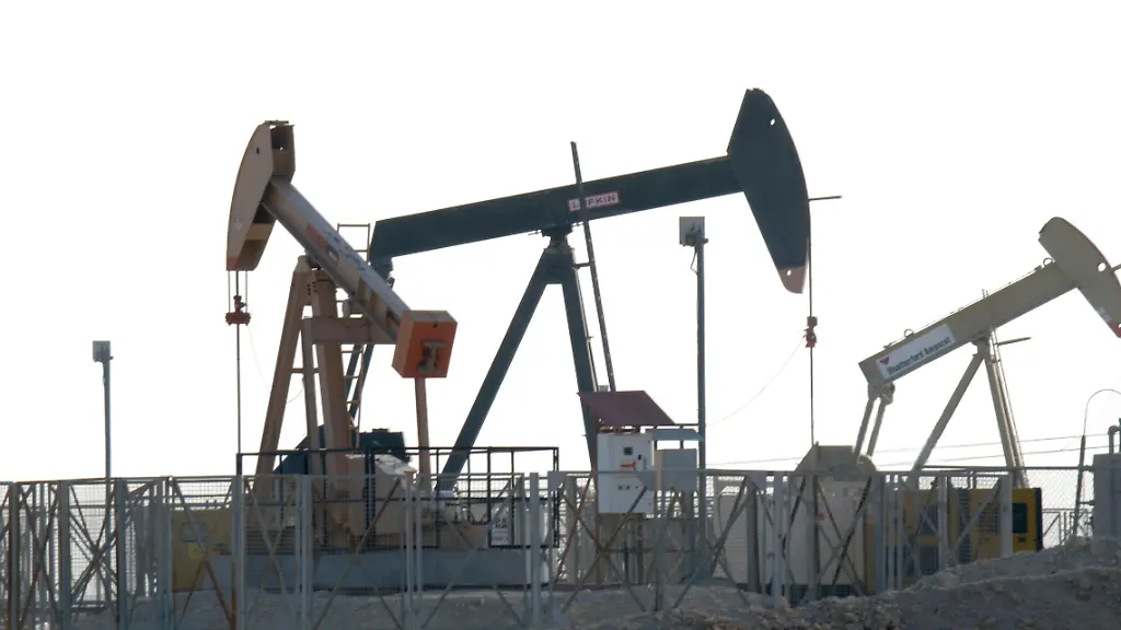 In-Bahrain-specifically-in-Manama-on-the-desert-outskirts-there-are-oil-refineries-Pictured-Archive-photo-Outside-Manama-in-the-desert-area-oil-wells