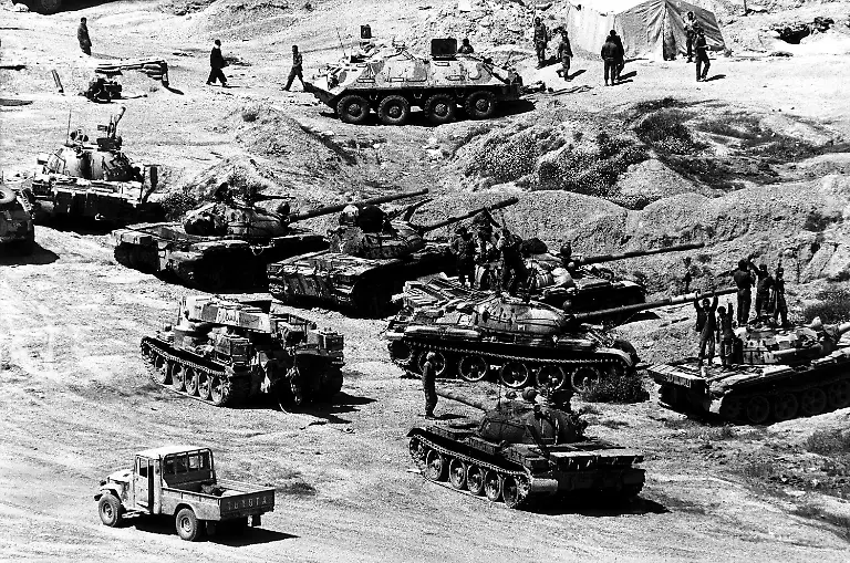 iranische-Panzer-an-der-Andimeschk-Front-im-Gebiet-um-Dezful-Iran-nachdem-dort-ein-betraechtliches-Stueck-Land-von-den-Irakern-zurueckerobert-werden-konnte-April-1982-Sacharchiv-Aufsicht-Geschichte-und-Politik-auch-Gerstenbergcol-history-politics-1945-Asien-Irak-Ereignisse-chronologisch-Golfkrieg-erster-zweiter-HINWEIS-Digitalisierung-aus-einem-Fremdarchiv-Vor-Verwendung-bitte-die-Nutzungsrechte-klaeren-Ansprechpartner-servicedesk-picture-alliance