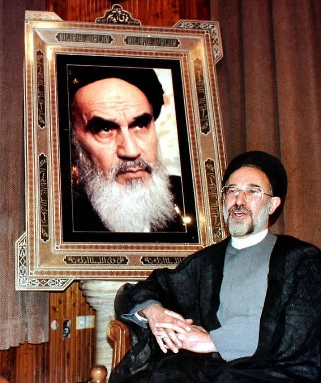 Das-Archivbild-vom-26-05-1997-zeigt-den-iranischen-Praesidenten-Mohammed-Chatami-neben-einem-Portraet-des-verstorbenen-iranischen-Revolutionsfuehrer-Ayatollah-Khomeini-in-Teheran-Seit-seiner-Wahl-im-Jahr-1997-nimmt-sich-Chatami-der-Oeffnung-des-Iran-an-Mit-seiner-Vision-einer-islamischen-Demokratie-versucht-er-vor-allem-von-der-jungen-iranischen-Generation-heftig-geforderte-Reformen-auf-der-Basis-einer-Zivilgesellschaft-in-die-Tat-umzusetzen-dpa-zu-dpa-Themenpaket-Islam-am-01-08