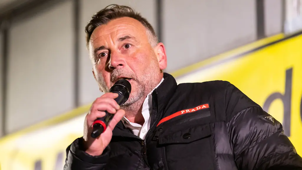 Protestkundgebung-von-Systemkritikern-NUR-FUeR-REDAKTIONELLE-ZWECKE-EDITORIAL-USE-ONLY-12-11-2022-Erfurt-Lutz-Bachmann-Initiator-der-islamfeindlichen-voelkischen-rechtspopulistischen-Patriotischen-Europaeer-gegen-die-Islamisierung-des-Abendlandes-PEGIDA-aus-Dresden-spricht-bei-der-Protestkundgebung-von-Systemkritikern-vor-dem-Thueringer-Landtag-Bachmann-ist-wegen-diverser-Straftaten-teils-wiederholt-verurteilt-worden-seit-2016-auch-wegen-Volksverhetzung-Nach-Polizeiangaben-folgten-dem-Aufruf-der-AfD-Thueringen-etwa-2000-Personen