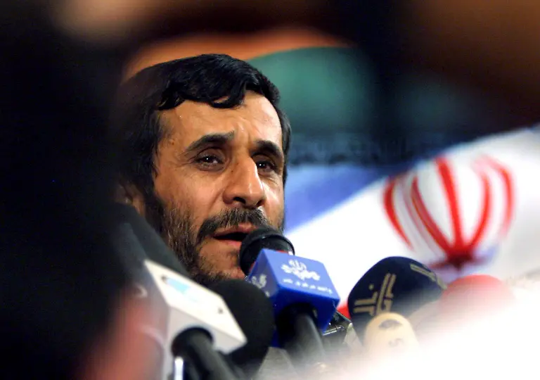 Der-ultrakonservative-Teheraner-Buergermeister-Mahmud-Ahmadinedschad-Archivfoto-vom-18-06-hat-die-iranische-Praesidentenwahl-gewonnen-Das-teilte-das-iranische-Innenministerium-am-25-06-2005-in-Teheran-mit-Ahmadinedschad-habe-den-frueheren-Staatspraesidenten-Akbar-Haschemi-Rafsandschani-in-der-Stichwahl-besiegt-Reformorientierte-Iraner-befuerchten-dass-Ahmadinedschad-ein-System-wie-einst-die-radikalislamischen-afghanischen-Taliban-einfuehren-will