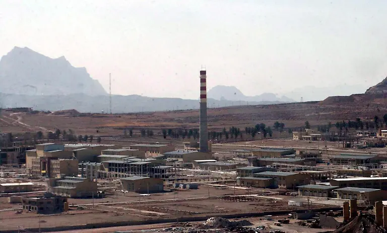 FILE-Picture-dated-30-March-2005-shows-the-uranium-enrichment-complex-in-the-Iranian-town-of-Isfahan-EPA-zu-dpa-Iran-hofft-auf-neue-bessere-Aera-nach-Ende-der-Atom-Sanktionen-vom-16-01