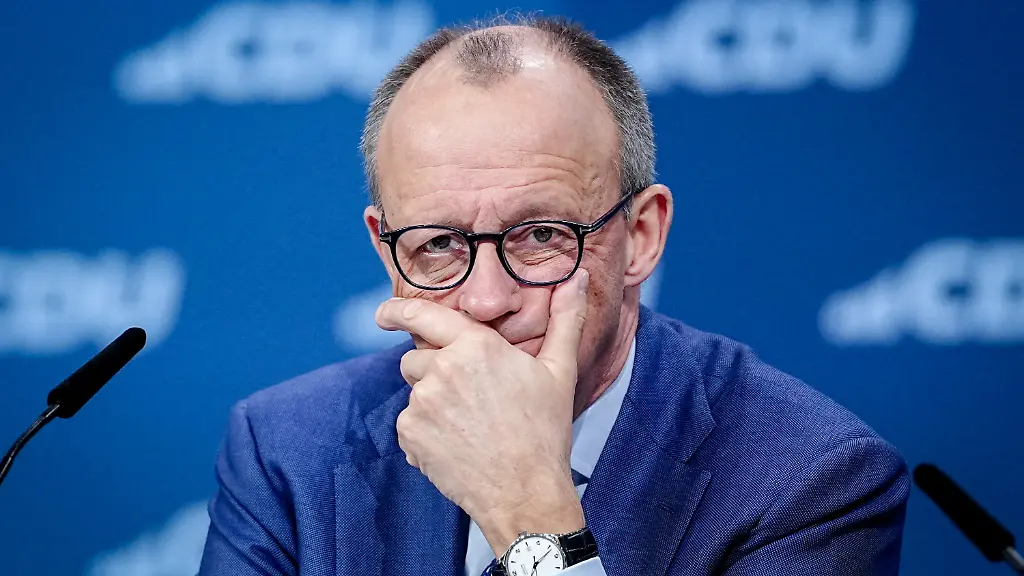 Bundeskanzler-Friedrich-Merz-CDU-CDU-Bundesvorsitzender-nimmt-am-CDU-Bundesparteitag-teil-Nach-den-Vorstandswahlen-geht-es-am-zweiten-Tag-des-Parteitags-um-die-Inhalte-Unter-anderem-stehen-Antraege-zu-Teilzeit-Einschraenkung-der-Social-Media-Nutzung-fuer-Kinder-und-zur-Rentenreform-zur-Beratung-an