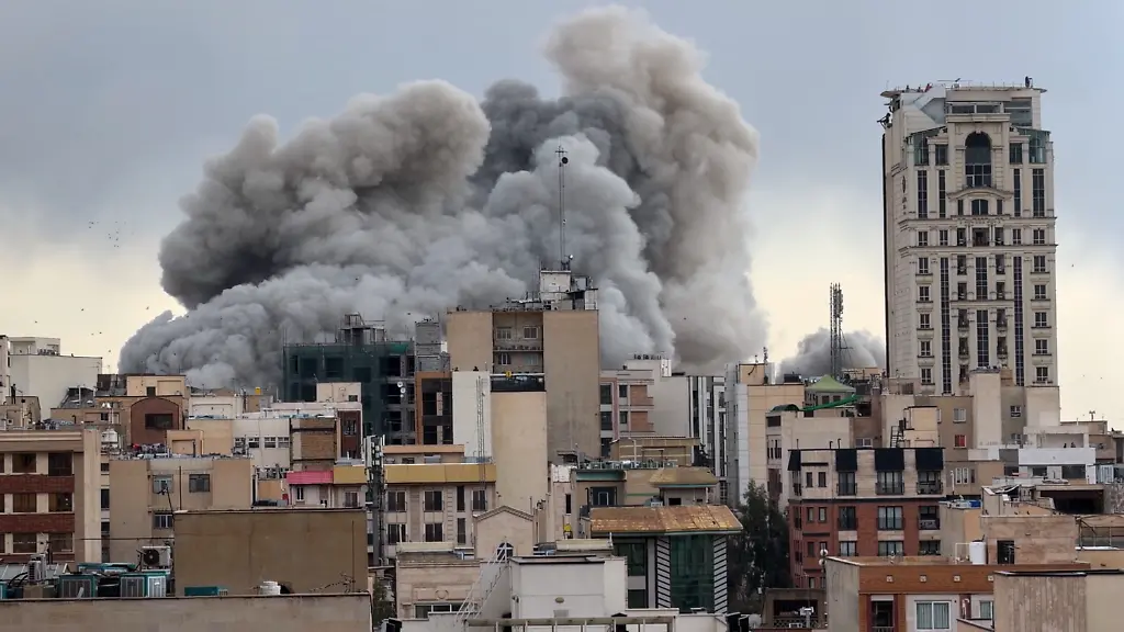 Eine-Rauchwolke-steigt-nach-einer-Explosion-in-Teheran-auf