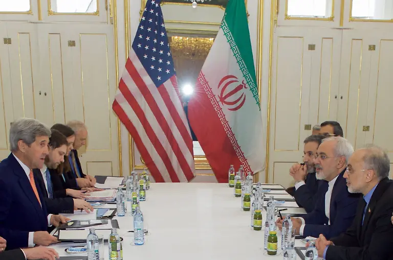 US-Secretary-of-State-John-Kerry-L-Iranian-Foreign-Minister-Javad-Zarif-2nd-R-and-their-respective-advisers-sit-across-from-one-another-at-the-Palais-Coburg-Hotel-in-Vienna-Austria-on-16-January-2016-before-a-meeting-about-the-implementation-of-the-Joint-Comprehensive-Plan-of-Action-outlining-the-shape-of-Iran-s-nuclear-program-The-top-diplomats-of-Iran-the-United-States-and-the-European-Union-met-in-Vienna-to-clarify-final-remaining-issues-before-the-planned-launch-of-a-far-reaching-nuclear-deal-that-will-end-Iran-s-isolation-EPA-US-DEPARTMENT-OF-STATE-HANDOUT-EDITORIAL-USE-ONLY-RECROP-zu-dpa-IAEA-Iran-hat-alle-Punkte-des-Atom-Deals-erfuellt-vom-16-01