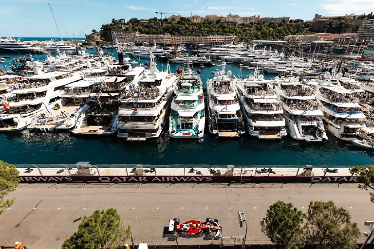 Lewis-Hamilton-Scuderia-Ferrari-HP-44-mit-seinem-Auto-auf-der-Strecke-vor-den-Yachten-Grosser-Preis-von-Monaco-Motorsport-Formel-1-Saison-2025-25-05