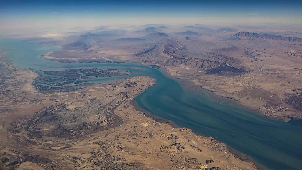 FOTO-de-ARCHIVO-Una-vista-aerea-de-las-costas-iraníes-y-la-isla-de-Qeshm-en-el-estrecho-de-Ormuz-10-de-diciembre-2023