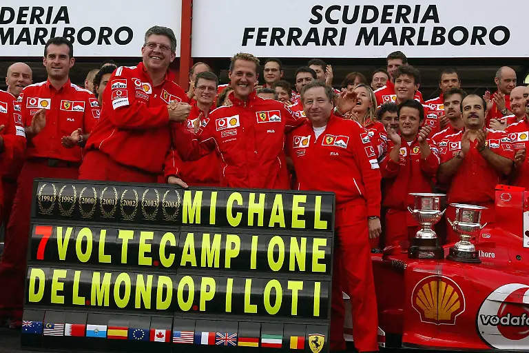 Bildnummer-01241018-Datum-29-08-2004-Copyright-imago-Pakusch-Michael-7-Volte-Campione-del-Mondo-Piloti-die-Scuderia-Ferrari-gratuliert-Michael-Schumacher-Deutschland-vorn-Mitte-durch-Technikdirektor-Ross-Brawn-England-vorn-li-und-Teamchef-Jean-Todt-Frankreich-vorn-re