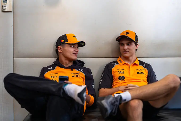 F1-2025-Abu-Dhabi-Grand-Prix-in-Abu-Dhabi-UAE-04-Dec-2025-McLaren-Formula-1-Team-s-drivers-Lando-Norris-and-Oscar-Piastri-before-the-press-conference-PK-Pressekonferenz-of-the-Formula-1-Abu-Dhabi-Grand-Prix-2025