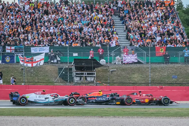 Lewis-Hamilton-UK-Mercedes-AMG-Petronas-F1-Team-44-im-Mercedes-W13-Sergio-Checo-Perez-MEX-Oracle-Red-Bull-Racing-11-im-RB18-und-Charles-Leclerc-MCO-Scuderia-Ferrari-16-im-Ferrari-F1-75-Grosser-Preis-von-Grossbritannien-Silverstone-Motorsport-Formel-1-Foto-Knab-Eibner