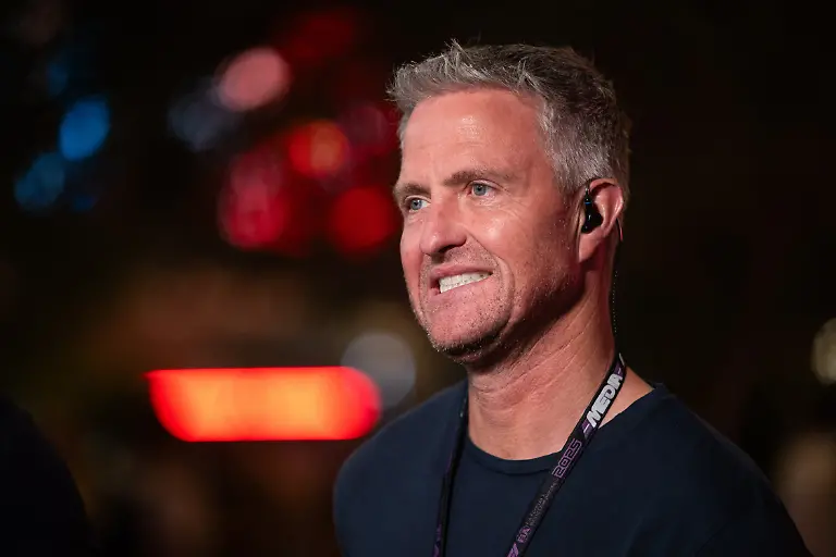 Ralf-Schumacher-Sky-TV-Experte-QTR-Formel-1-Weltmeisterschaft-Qatar-Grand-Prix-Lusail-International-Circuit-Sprint-Qualifying-28-11