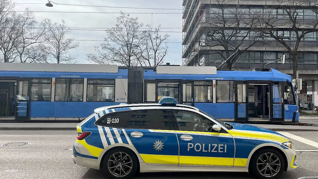 Die-Tram-wurde-in-der-Arnulfstrasse-in-der-Naehe-des-Paketpostareals-gestoppt