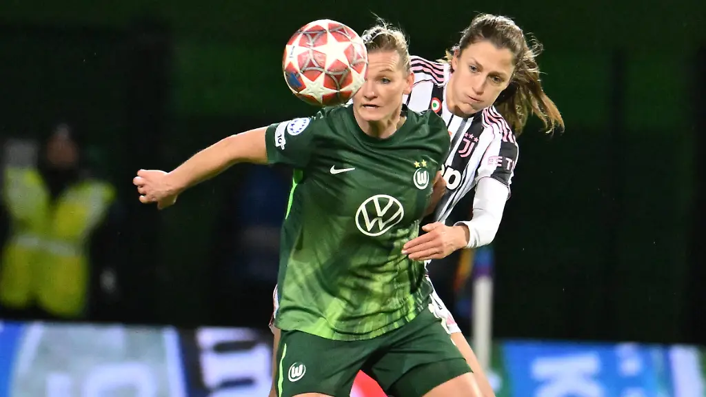 12-02-2026-Niedersachsen-Wolfsburg-Fussball-Frauen-Champions-League-VfL-Wolfsburg-Juventus-Turin-K-o-Runde-Play-off-Runde-Hinspiele-AOK-Stadion-Alexandra-Popp-l-VfL-Wolfsburg-im-Zweikampf-mit-Emma-Stølen-Godø-r-Juventus-Turin