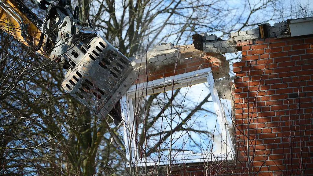 Seit-Montagnachmittag-laufen-die-Abrissarbeiten-des-Hauptgebaeudes-des-Hauses-Seeblick-am-Brodtener-Steilufer-in-Travemuende