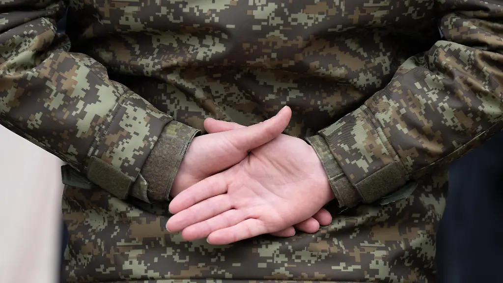 Ein-Soldaten-steht-zum-oeffentlichen-Appell-der-Offizierschule-des-Heeres-auf-dem-Theaterplatz-Der-Appell-bildet-zugleich-den-Abschluss-der-viereinhalbmonatigen-Ausbildung-des-Offizierlehrgang-Truppendienst