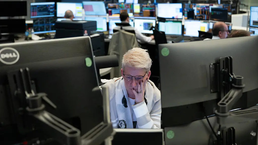 Eine-Aktienhaendlerin-auf-dem-Boersenparkett-in-Frankfurt-Nach-dem-Angriff-auf-den-Iran-reagiert-die-Boerse-in-Frankfurt-am-Morgen