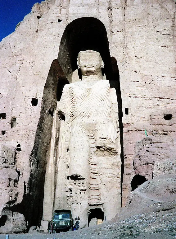 Eine-der-beiden-riesigen-Jahrhunderte-alten-Buddha-Statuen-von-Bamiyan-aufgenommen-am-26-2-2001-Sie-stehen-zwar-nicht-auf-der-offiziellen-Liste-des-Weltkulturerbes-werden-aber-von-der-UNESCO-als-einzigartiges-Gut-des-Welterbes-eingeschaetzt-Die-in-Afghanistan-regierende-radikal-islamische-Taliban-Miliz-hat-ihre-Drohung-wahr-gemacht-und-am-1-3-2001-mit-der-Zerstoerung-der-Statuen-begonnen-Ein-entsprechendes-Dekret-war-am-26-2-2001-von-Taliban-Chef-Mullah-Mohammad-Omar-erlassen-worden-UNESCO-Generaldirektor-Koichiro-Matsuura-hatte-am-28-2-in-scharfer-Form-gegen-die-angekuendigte-Zerstoerung-historischer-Statuen-protestiert