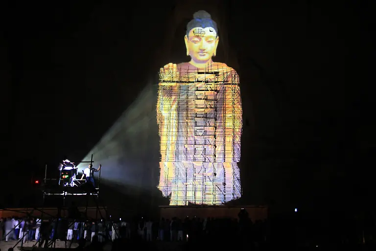 150826-BAMYAN-Aug-26-2015-Afghans-watch-the-projection-of-the-Bamyan-Buddha-in-Bamyan-province-central-Afghanistan-Aug-25-2015
