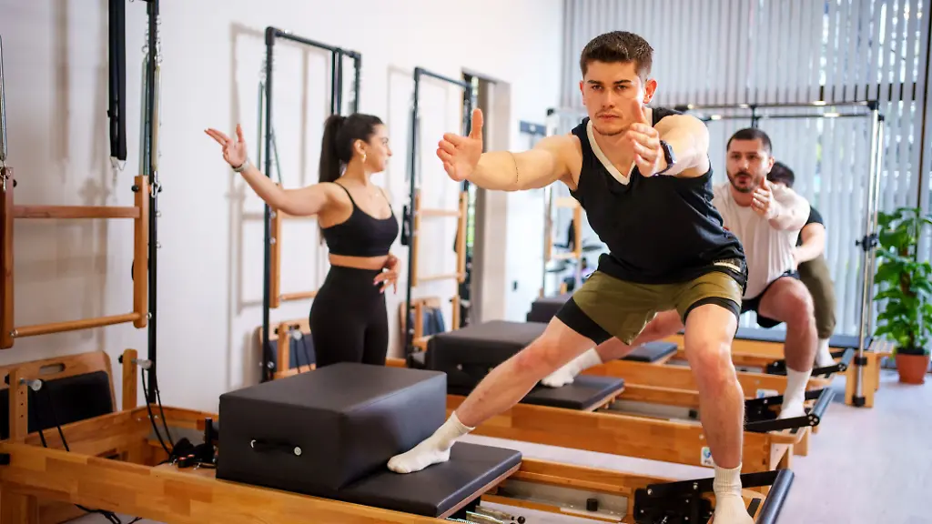 Reformer-Pilates-gilt-als-einer-der-effektivsten-und-elegantesten-Fitness-Trends-der-letzten-Jahre