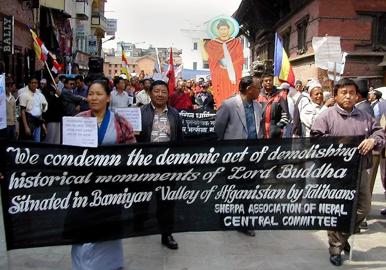 Ueber-30000-Moenche-und-Buddhisten-protestieren-am-7-3-2001-in-Kathmandu-mit-einem-Schweigemarsch-gegen-die-Zerstoerung-der-Buddha-Statuen-in-Bamiyan-im-Zentrum-Afghanistans-Taliban-Anfuehrer-Omar-hatte-die-Vernichtung-aller-Statuen-angeordnet-weil-religioese-Kunstwerke-unislamisch-seien-Die-Statuen-in-Bamiyan-aus-dem-4-und-6-Jahrhundert-sollen-schon-zu-einem-Viertel-zerstoert-sein