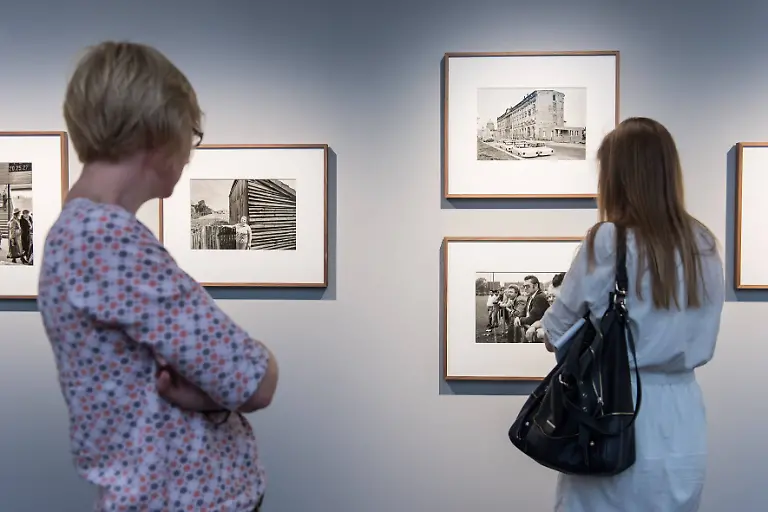 Berlin-Kultur-C-O-Berlin-Rudi-Meisel-Ausstellung-Landsleute-1977-1987-Ausstellung-Landsleute-1977-1987-Two-Germanys-in-der-Galerie-C-O-Berlin-Vom-22-August-bis-1-November-2015-zeigt-die-Berliner-Galerie-C-O-Berlin-Fotos-des-Fotografen-Rudi-Meisel-zum-Deutschland-in-der-DDR-und-BRD-von-1977-bis-1987-Als-einer-der-wenigen-westdeutschen-Fotografen-bereiste-Rudi-Meisl-mehrmals-im-Jahr-die-DDR-und-dokumentierte-dort-fuer-Magazine-und-Zeitungen-in-Fotoreportagen-den-Alltag-21-8