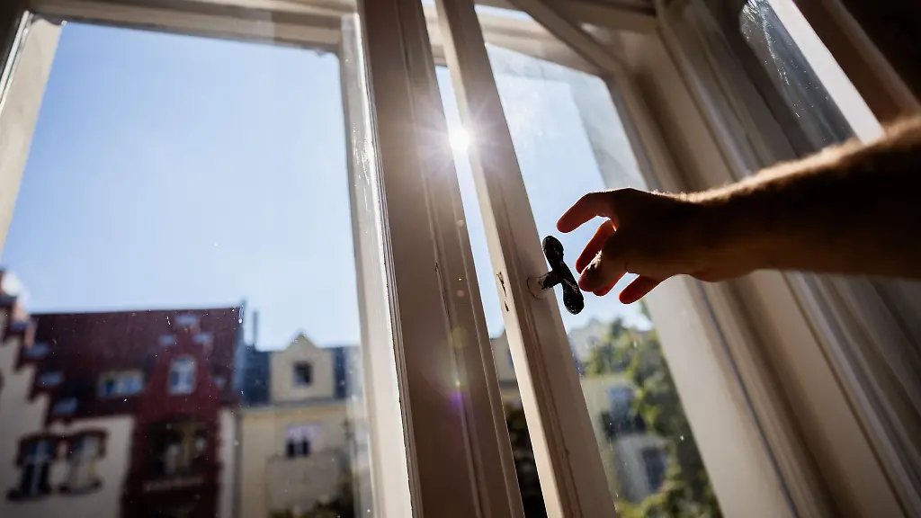 Laengeres-Lueften-im-Fruehling-Die-feuchtere-Luft-erfordert-laengere-Lueftungszeiten-um-Schimmelbildung-vorzubeugen