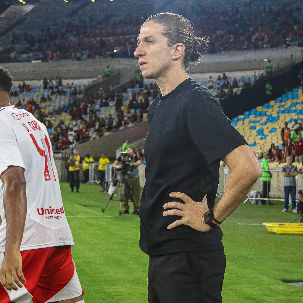 February-4-2026-Rio-De-Janeiro-Rio-De-Janeiro-Brazil-RIO-DE-JANEIRO-RJ-07-12-2025-BRAZILIAN-CHAMPIONSHIP-FLAMENGO-X-INTERNACIONAL-Filipe-Luis-during-the-match-between-Flamengo-and-Internacional-valid-for-the-second-round-of-the-Brazilian-Championship-held-at-the-Maracana-stadium-in-Rio-de-Janeiro-on-the-evening-of-Wednesday-December-4th