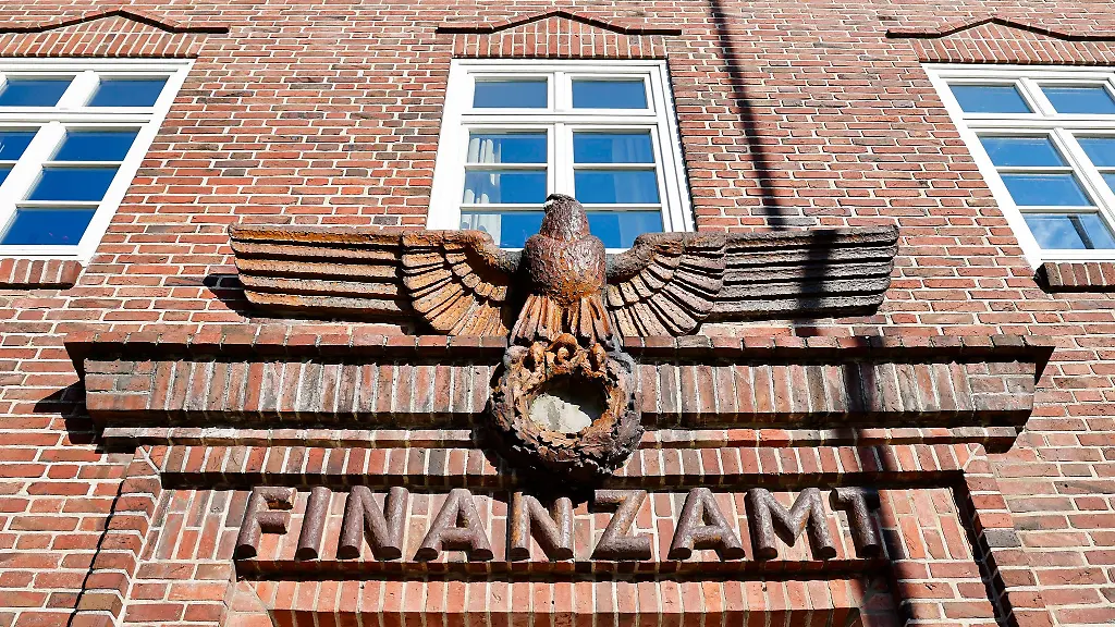 Am-Finanzamt-in-Schleswig-haengt-auch-heute-noch-ein-Reichsadler-nur-das-Hakenkreuz-wurde-entfernt