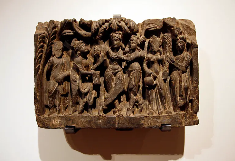 Ein-Relief-von-der-Geburt-des-Buddha-in-Lumbini-aus-dem-2-3-Jahrhundert-nach-Christi-ist-am-Donnerstag-20-November-2008-in-der-Ausstellung-Gandhara-Das-buddhistische-Erbe-Pakistans-in-der-Bundeskunsthalle-ausgestellt-Rund-300-Objekte-zeigen-die-buddhistische-Kunst-in-der-Region-Gandharas-im-heutigen-Pakistan-und-Afghanistan-Die-Ausstellung-ueber-die-Bluetezeit-der-Kunst-Gandharas-vom-1-bis-5-Jahrhundert-nach-Christi-geht-bis-zum-15-Maerz-2009-AP-Photo-Hermann-J-Knippertz-A-relief-showing-the-birth-of-the-Buddha-in-Lumbini-2nd-3rd-century-AD-is-displayed-in-the-exhibition-Gandhara-The-Buddhist-Heritage-of-Pakistan-in-the-Art-and-Exhibition-Hall-of-the-Federal-Republic-of-Germany-on-Thursday-Nov-20-2008-Some-300-objects-introduce-the-visitor-to-the-art-of-the-ancient-kingdom-from-the-1st-to-the-5th-century-AD-until-March-15-2009-Gandhara-is-the-name-of-a-region-in-present-day-Pakistan-and-Afghanistan-AP-Photo-Hermann-J