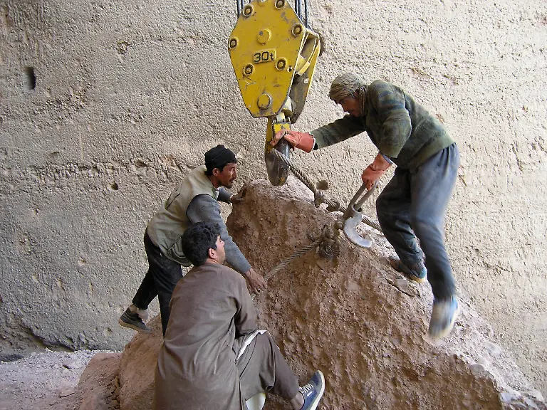 Geografie-Afghanistan-Landschaften-Tal-von-Bamiyan-Buddha-Statuen-von-Bamiyan-Bergung-der-Felsfragmente-am-Grossen-Buddha-mit-Schwerlastkran-4-5