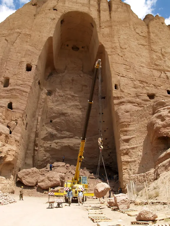 Geografie-Afghanistan-Landschaften-Tal-von-Bamiyan-Buddha-Statuen-von-Bamiyan-Bergung-der-Felsfragmente-am-Grossen-Buddha-mit-Schwerlastkran-2005
