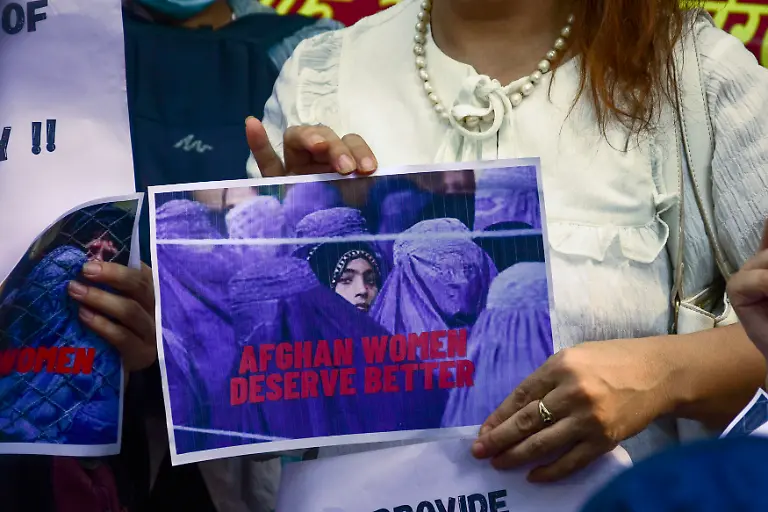 Eine-afghanische-Gefluechtete-haelt-waehrend-eines-Protestes-gegen-die-Machtuebernahme-der-Taliban-in-Afghanistan-ein-Plakat-mit-der-Aufschrift-Afghan-Women-Deserve-Better-Afghanische-Frauen-verdienen-etwas-Besseres-Afghanische-Fluechtlinge-in-Neu-Delhi-und-die-Linksparteien-veranstalten-eine-Anti-Taliban-Demonstration-mit-Plakaten-und-Afghanistan-Fahnen-auf-denen-sie-den-Schutz-der-Frauen-in-Afghanistan-fordern