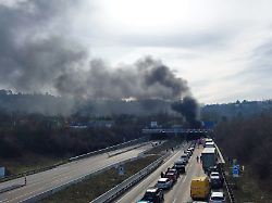Anhänger fängt Feuer: Brand bricht in A81-Tunnel westlich von Stuttgart aus