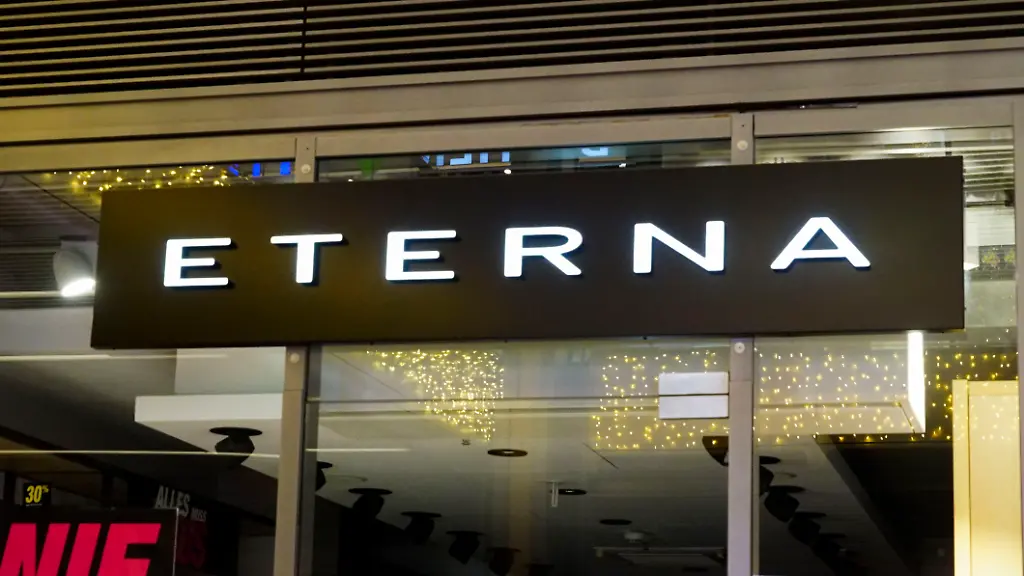 cntv-Filiale-Laden-Aussenansicht-Schilder-Lager-verkauf-Raeumungsverkauf-Geschaeftsaufgabe-Firmen-Logo-Eingangsbereich-Die-Modemarke-Eterna-ist-nach-ueber-160-Jahren-insolvent-Der-Raeumungsverkauf-in-der-Europapassage-hat-begonnen-22-12