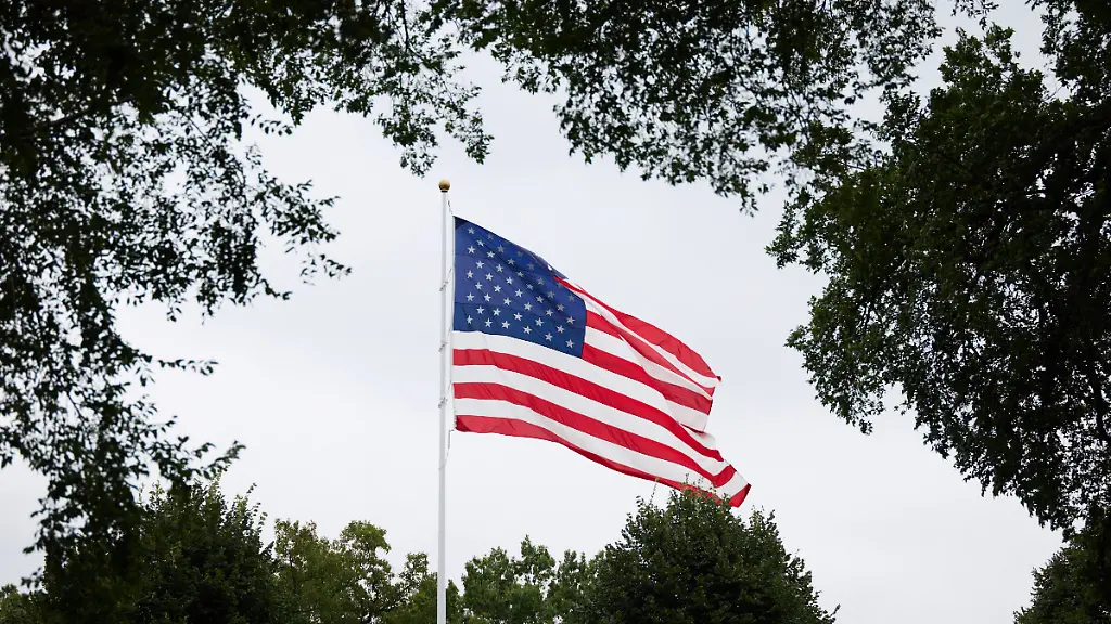 Praesident-Wolodymyr-Selenskyj-mit-fuenf-Europaeischen-Staas-und-Regierungschefs-beim-Ukraine-Gipfel-am-18-08-2025-im-Weissen-Haus-in-Washington-USA-Flagge-Fahne-Stars-and-Stripes-Working-Visit-of-the-President-of-Ukraine-to-the-United-States