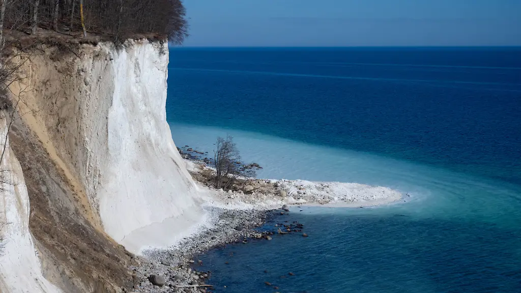 Blick-ueber-den-Strand-der-Steilkueste-des-Nationalparks-Jasmund-zum-Kreideklippenabbruch-auf-der-Insel-Ruegen-Im-Nationalpark-Jasmund-auf-der-Insel-Ruegen-gab-es-erneut-mehrere-Kuestenabbrueche