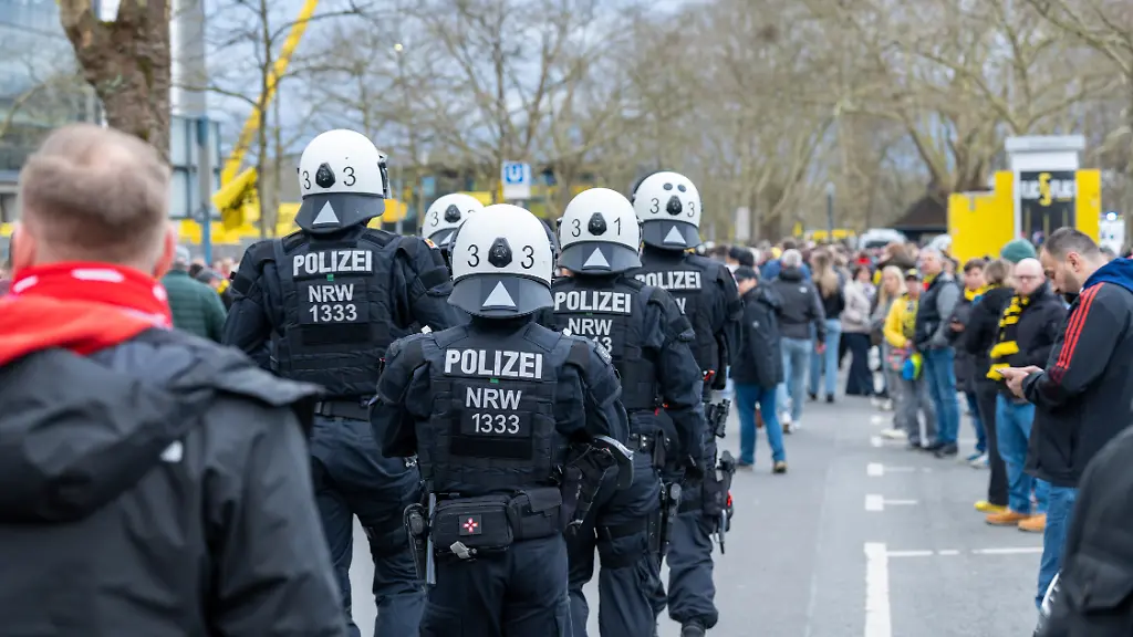 Polizeikraefte-vor-de-Stadion-GER-Borussia-Dortmund-Borussia-Dortmund-09-vs-FC-Bayern-Munich-Fussball-Bundesliga-Bundesliga-Spieltag-24-Saison-2025-2026-28-02