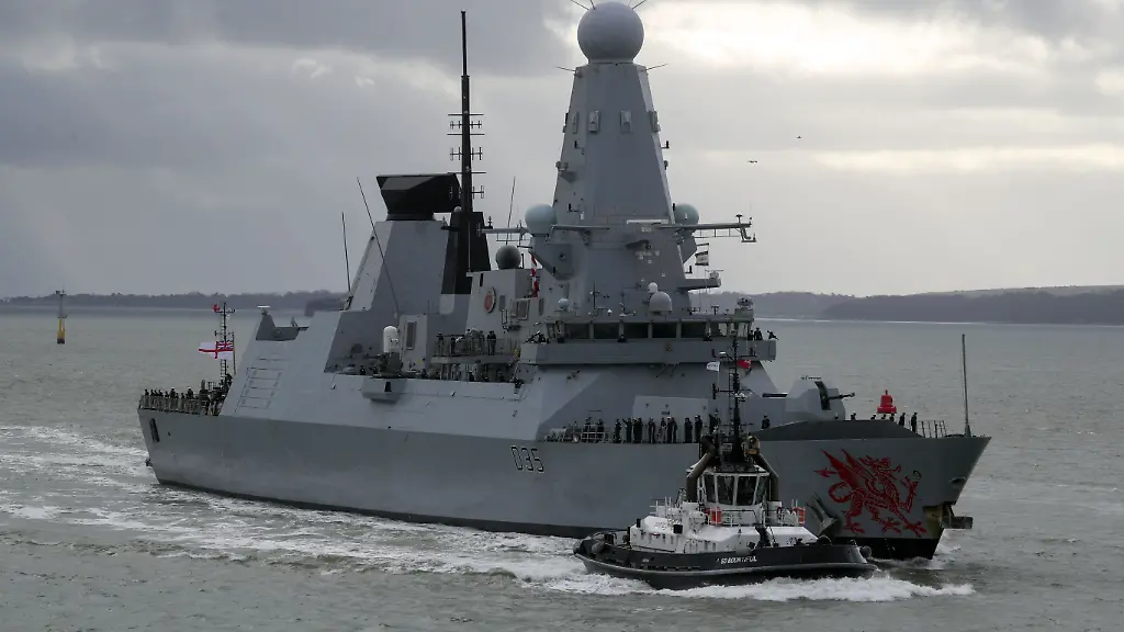 HMS-Dragon-returns-to-Portsmouth-The-HMS-Dragon-seen-from-the-Round-Tower-as-she-returns-to-Portsmouth-Naval-Base-after-a-training-exercise-off-the-Egyptian-coast-Picture-date-Saturday-November-21-2020