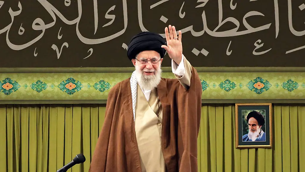 News-Bilder-des-Tages-January-3-2024-Tehran-Iran-Iranian-Supreme-Leader-Ayatollah-ALI-KHAMENEI-waves-before-a-meeting-with-the-elegists-and-eulogists-in-Tehran