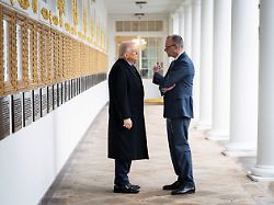 Bild: Trump gibt ihm einen Klaps: Merz spielt die Karten, die er hat - und das gekonnt