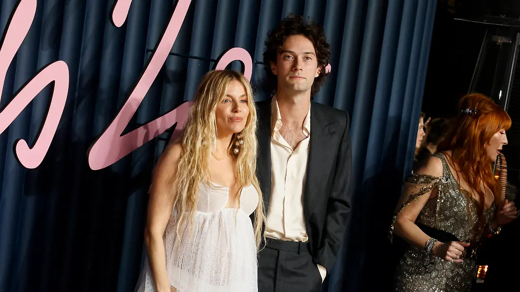 The-Fashion-Awards-2025-at-the-Royal-Albert-Hall-in-Kensington-London-01-Dec-2025-Sienna-Miller-and-Oli-Green-attend-The-Fashion-Awards-2025-at-the-Royal-Albert-Hall-in-Kensington-London