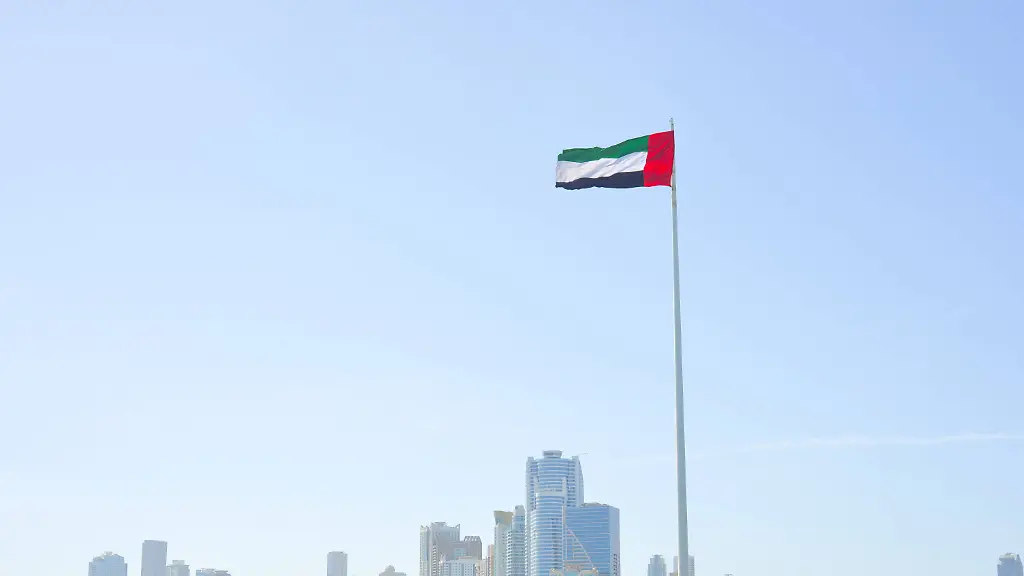 SHARJAH-VAE-14-Februar-2023-Flagge-der-Vereinigten-Arabischen-Emirate-in-Sharjah-an-der-Kueste-SHARJAH-VAE-14-Februar-2023-Flagge-der-Vereinigten-Arabischen-Emirate-in-Sharjah-an-der-Kueste-LicenseRF-Copyright-xZoonar