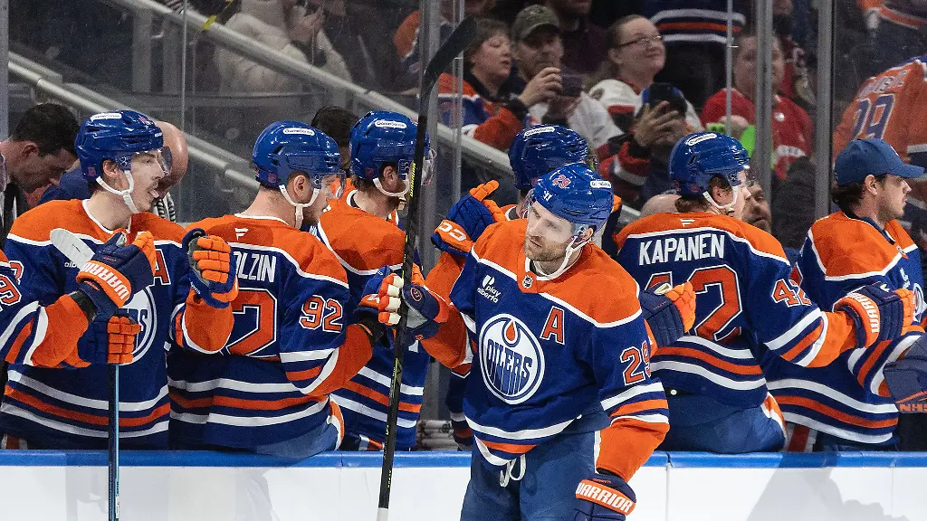 Leon-Draisaitl-durfte-sich-fuer-zwei-Tore-von-den-Kollegen-feiern-lassen