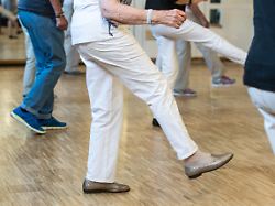 Projekt schenkt Lebensfreude: Parkinson-Betroffene tanzen gegen die Krankheit an