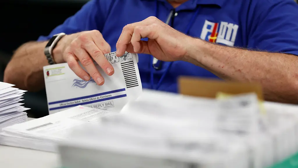 2020-11-04T185407Z-1692280963-RC2IWJ9X7UJO-RTRMADP-3-USA-ELECTION-PENNSYLVANIA