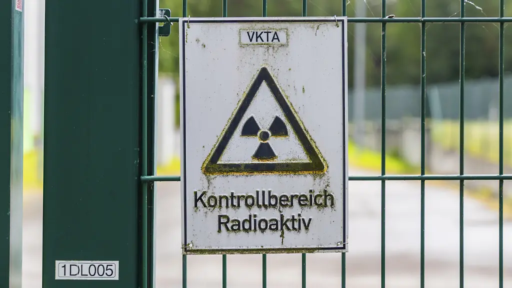 Der-Forschungsstandort-Dresden-Rossendorf-lud-ein-Wissenschaft-und-Forschung-hautnah-zu-erleben-und-mit-den-Forschenden-ins-Gespraech-zu-kommen-Bei-zahlreichen-Fuehrungen-an-Grossgeraeten-und-in-Laboren-konnten-die-Besucher-einen-Blick-hinter-die-Kulissen-aktueller-Forschung-werfen-und-deren-ganze-Bandbreite-entdecken-VKTA-Strahlenschutz-Analytik-Entsorgung-Rossendorf-e-V-Zwischenlagerung-Der-lange-Weg-ins-Endlager-KONRAD-Die-beim-Betrieb-und-Rueckbau-der-kerntechnischen-Anlagen-entstehenden-radioaktiven-Abfaelle-werden-im-VKTA-zwischengelagert-Dafuer-betreibt-der-VKTA-das-Zwischenlager-Rossendorf-fuer-alle-Arten-von-festen-radioaktiven-Abfaellen